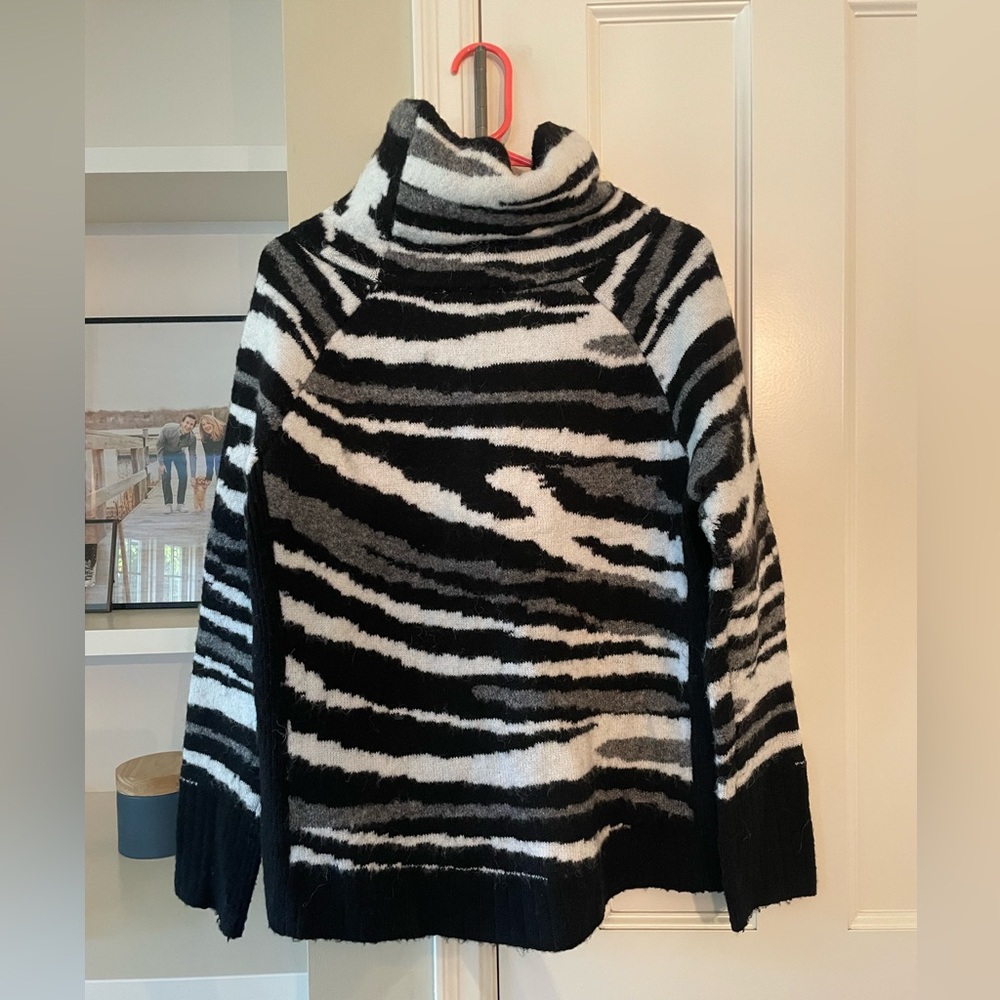 Evereve Size Medium Sweater